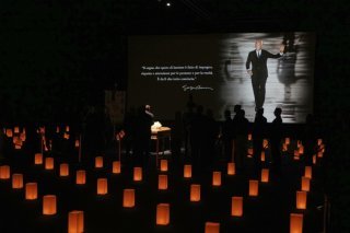 Le corps de Giorgio Armani est exposé depuis samedi dans l'Armani Teatro à Milan. KEYSTONE/AP/Antonio Calanni